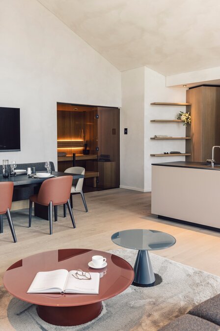 Moderne Wohnküche mit Esstisch, Kücheninsel und Holzdetails in einem Apartment.