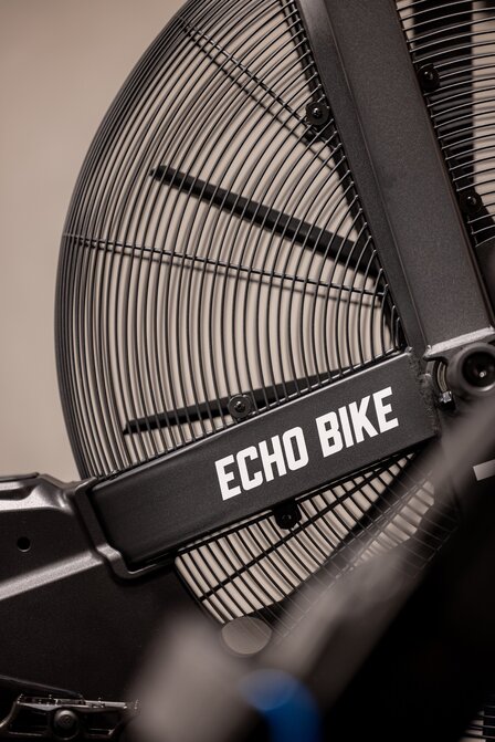 Ein Close-up eines Echo Bike mit großem Luftwiderstandsrad im Fitnessstudio.