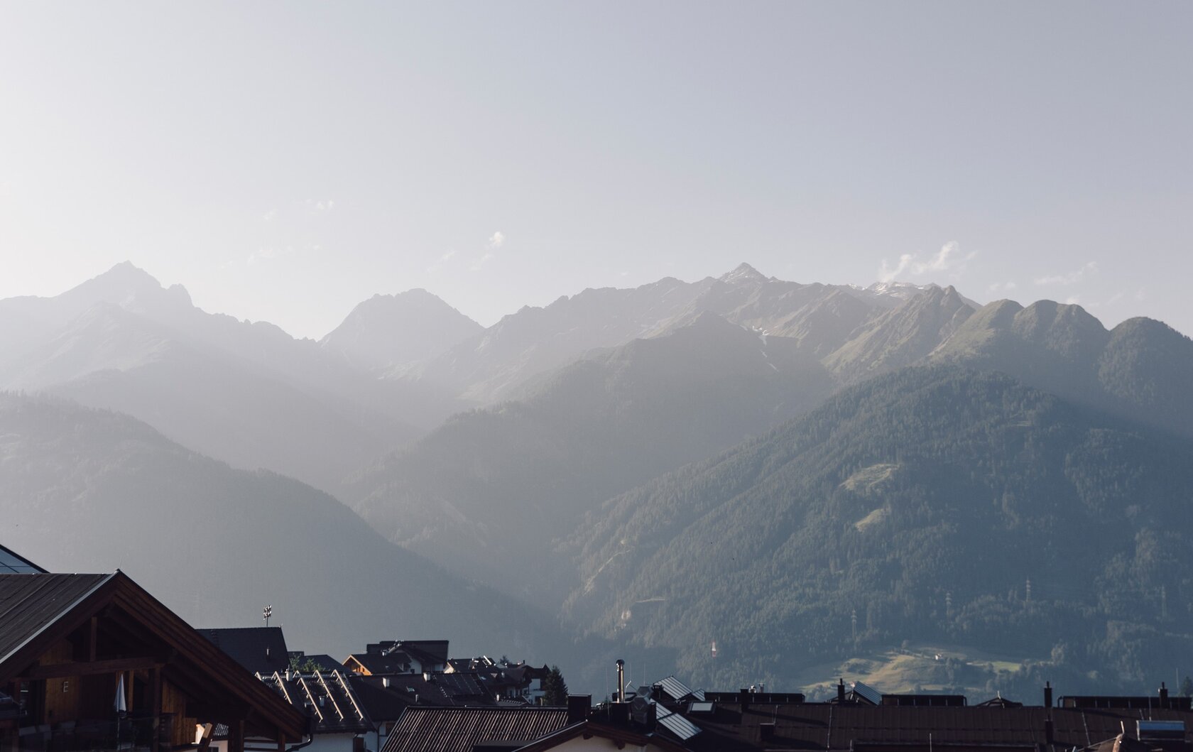 Blick auf die Berge hinter den Dächern von Fiss.