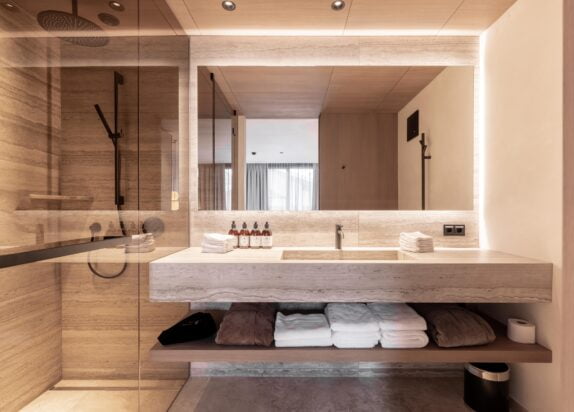 Appartement Fiss 2, Bad mit Spiegel, Dusche, Handtüchern und Bademäntel