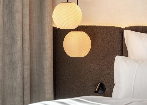 Fiss Ferienwohnung 2, Schlafzimmer mit Bett und Designerlampe