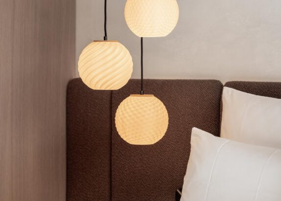 Ferienwohnung Fiss 2, Schlafzimmer mit Designer Lampen