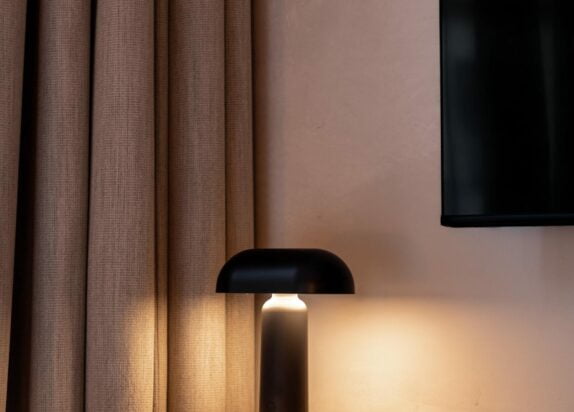 Apartment Fiss 6 Detail einer Lampe im Schlafzimmer