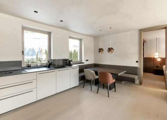 Apartment Fiss 6, Küche Übersicht mit Sitzecke und zwei Fenstern