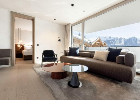 Fiss Ferienwohnung 6  - Wohnzimmer mit Blick auf die Berge, vorne Couch und Tische