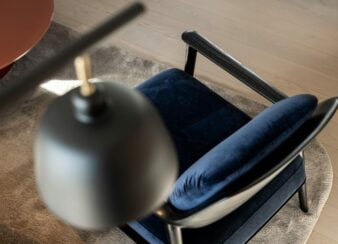 Ferienwohnung Fiss 6 - Wohnzimmer mit Design Stuhl, Teppich und Lampe, Fotos von oben