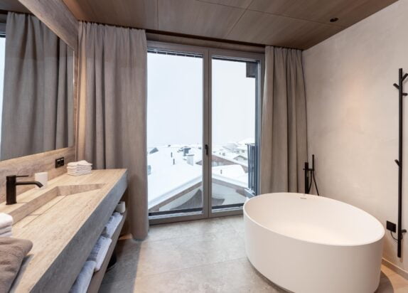 Luxus Ferienwohnung Fiss Penthouse 2, Bad mit Badewanne und Waschbecken