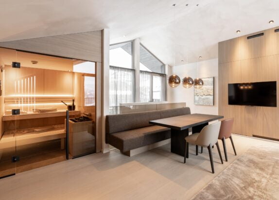 Luxus Ferienwohnung Fiss Penthouse 2, Übersicht vom Wohnzimmer und der Sauna, Designmöbel, TV