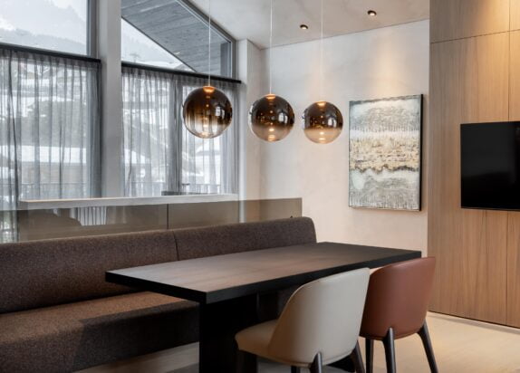 Luxus Ferienwohnung Fiss Penthouse 2, Wohnzimmer mit Sitzgelegenheit, TV, Lampe, Designmöbel