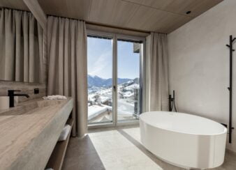 Luxus Ferienwohnung Penthouse 2, Bad mit großer Badewanne, Waschbecken und großem Fenster