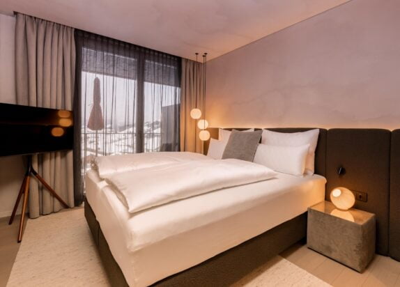Luxus Ferienwohnung Penthouse 2, Schlafzimmer mit Doppelbett und TV, Balkon