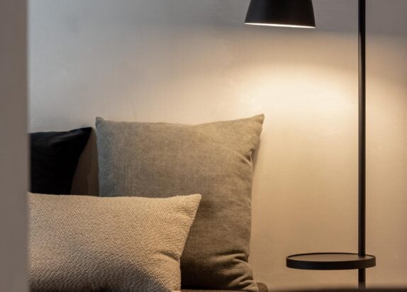 Fiss Ferienwohnung Penthouse 2, Couch mit Lampe, Design Möbel