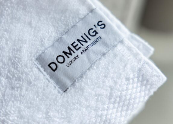 Fiss Ladis Ferienwohnung Penthouse 2, Handtuch mit DOMENIG's Logo