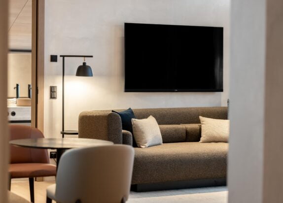 Serfaus Fiss Ladis Ferienwohnung Penthouse 3, Wohnbereich mit Couch, TV, Design Möbel