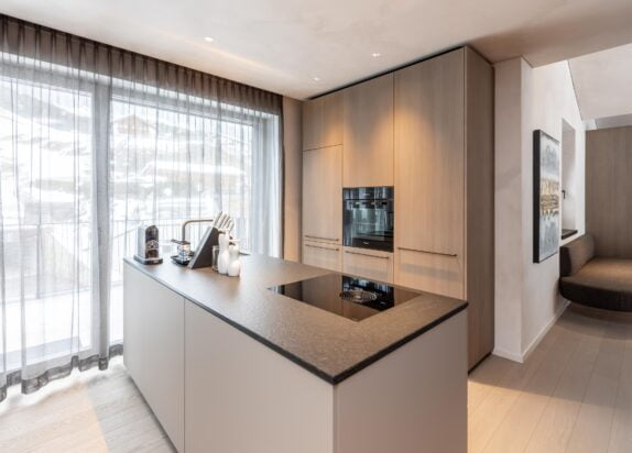 Appartement Fiss Penthouse 3, Design Küche mit Ofen, Herdplatte und Blick auf den Balkon