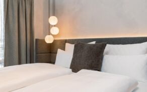 Appartement Fiss Penthouse 3, Schlafzimmer mit Doppelbett und Designlampe