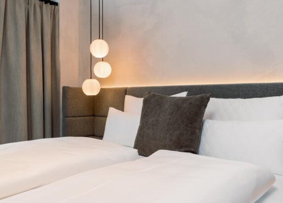 Appartement Fiss Penthouse 3, Schlafzimmer mit Doppelbett und Designlampe