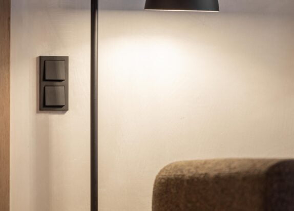 Fiss Appartement Penthouse 3, Wohnzimmer mit schwarzer Lampe