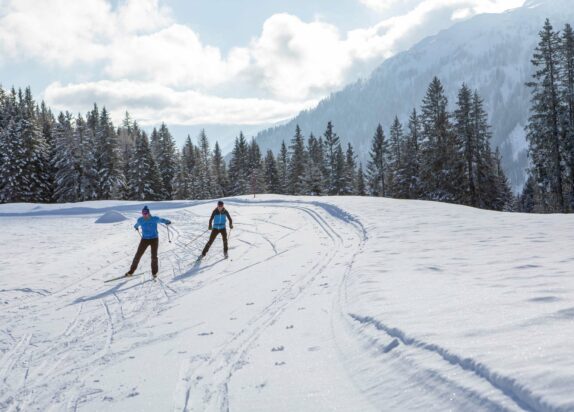 Serfaus Fiss Ladis Langlaufen Hoehenloipen, 2 Loipenfahrer im Schnee