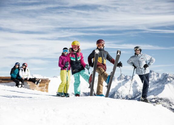 Fiss im Winter, Winterurlaub mit der ganzen Familie, Familienfoto im Schnee mit Skiern