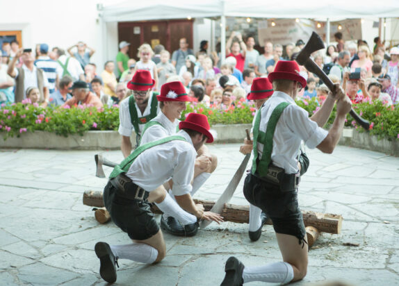 Fiss-Ladis Serfaus Sommer, Fest am Brunnen, Männer hacken Holz