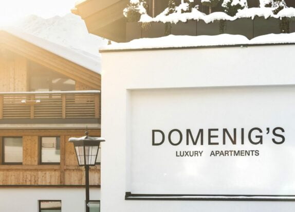 Domenig's Luxury Apartments Logo Außenfassade seitwärts