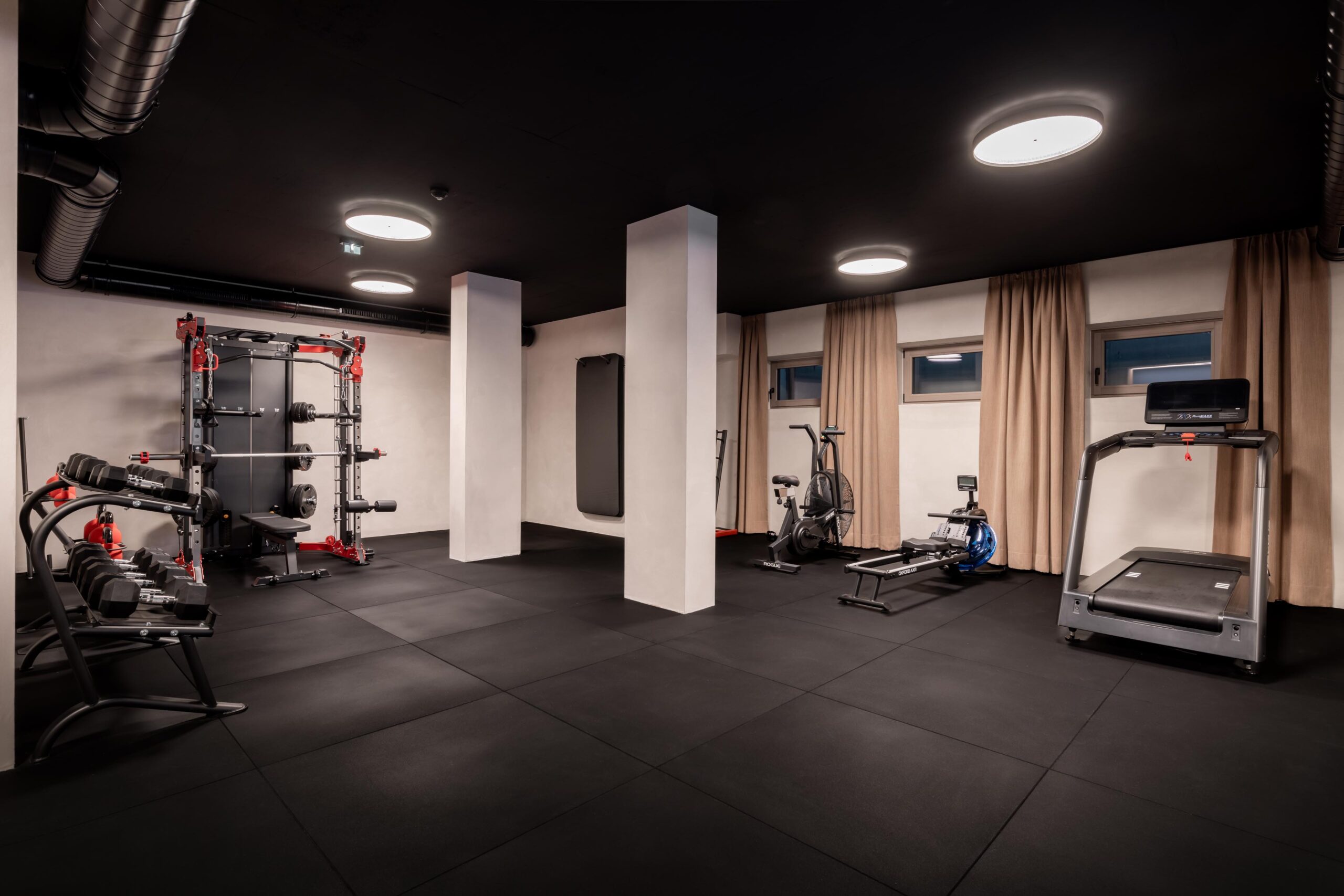 domenigs-luxury-apartments-fitnessraum-001-scaled.jpg