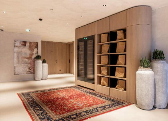 Lobby der Domenig's Luxus Appartements, Vasen, Teppich und Schrank