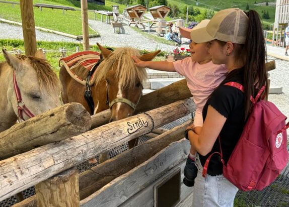 Sommer Funpark in Fiss, Ponys streicheln