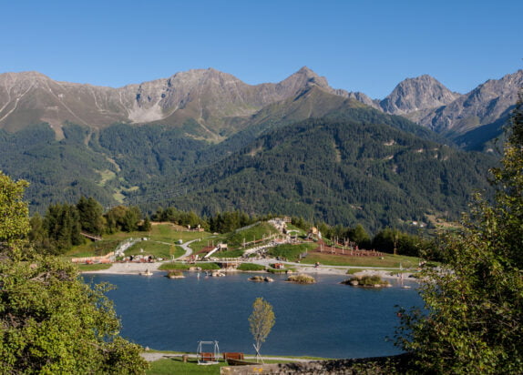 Wolfsee Fiss - Berge und Spielplatz, blauer Himmel