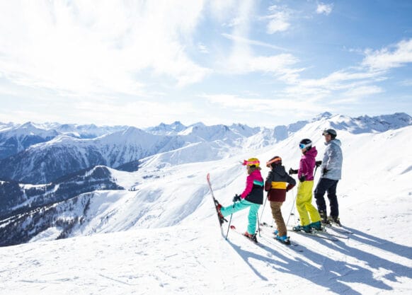 Skiurlaub mit Kindern Serfaus-Fiss-Ladis Panorama, Familie schaut auf die Berge