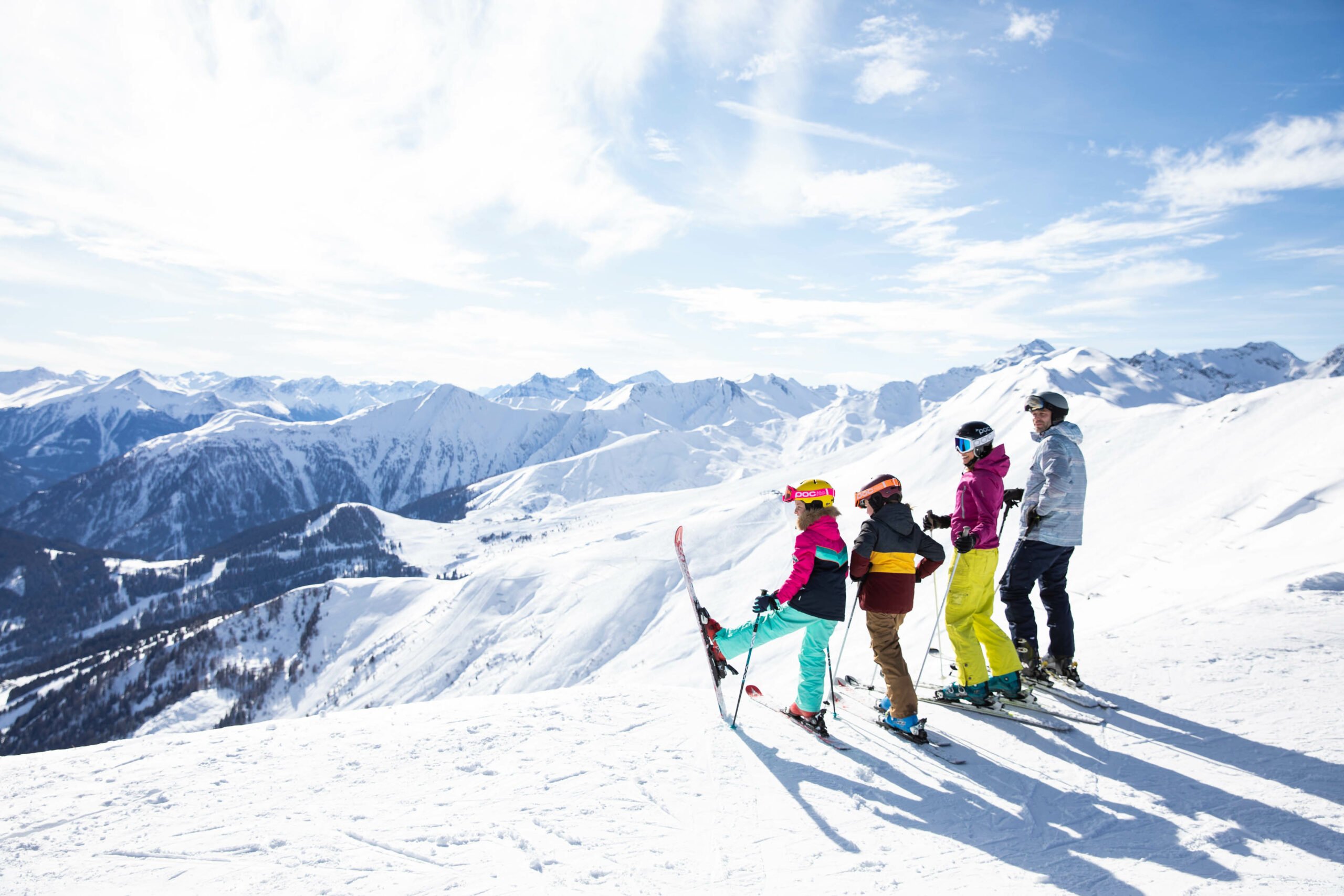 Skiurlaub mit Kindern Serfaus-Fiss-Ladis Panorama, Familie schaut auf die Berge