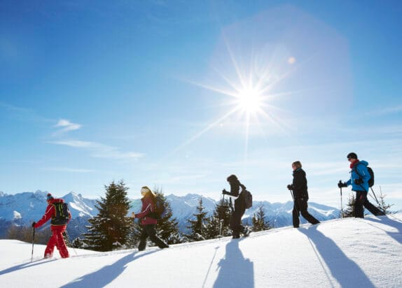 Schneeschuhwandern im Fiss Skigebiet bei Sonnenschein und Neuschnee