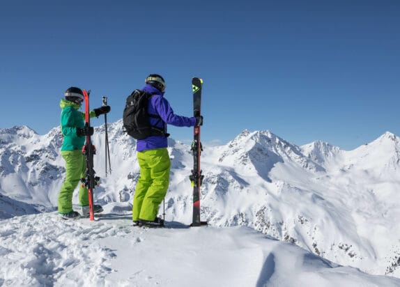 Panoramablick im Fiss Skigebiet, zwei Skifahrer genießen die Aussicht