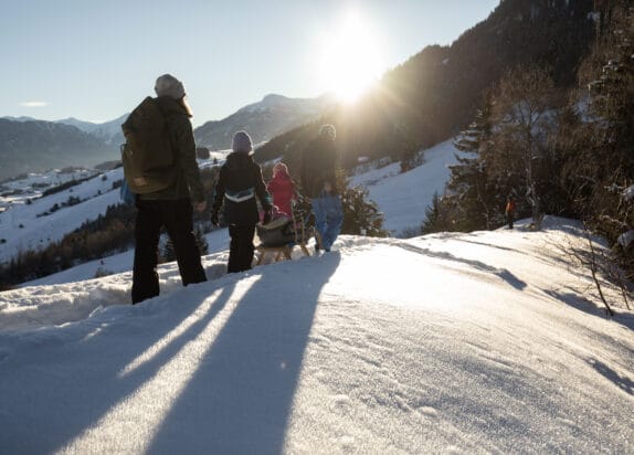 Winterwandern im Fiss Skigebiet, Familie wandert mit Rodel