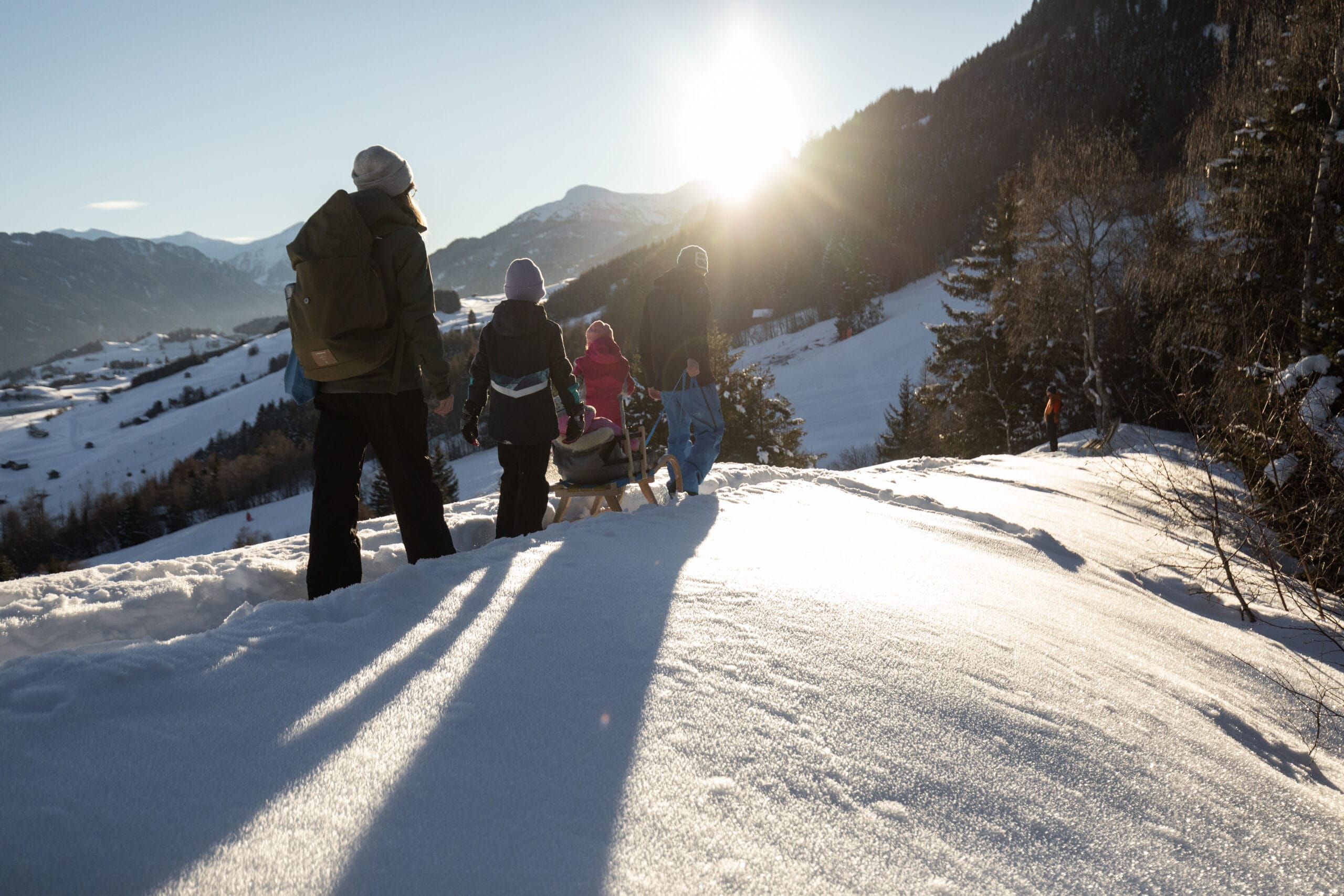 Winterwandern im Fiss Skigebiet, Familie wandert mit Rodel