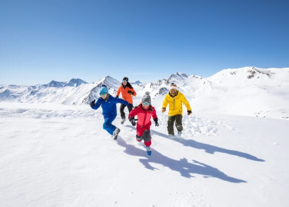 Familienurlaub in den Bergen - Familie hat Spaß auf dem Berg