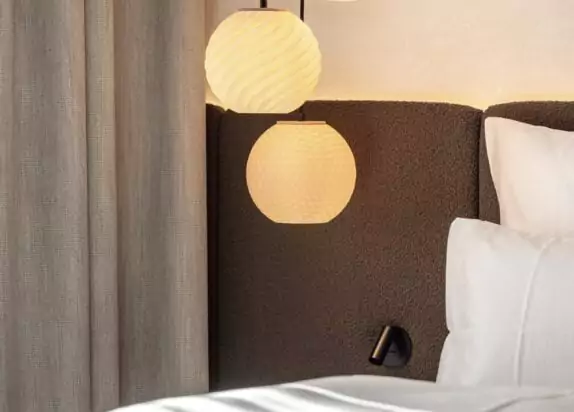 Fiss Ferienwohnung 2, Schlafzimmer mit Bett und Designerlampe