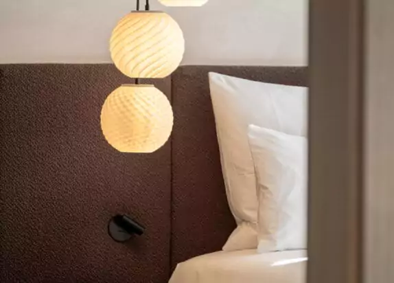 Fiss Ferienwohnung 2, Schlafzimmer mit Designer Lampen