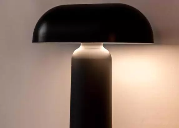 Fiss Ferienwohnung 3, Design Lampe schwarz