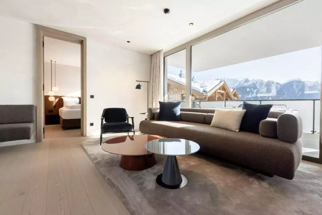 Fiss Ferienwohnung 6  - Wohnzimmer mit Blick auf die Berge, vorne Couch und Tische