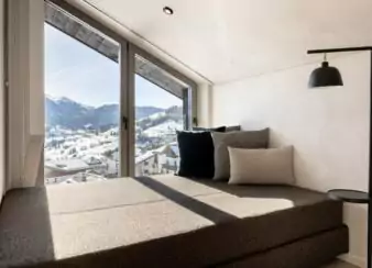 Luxus Ferienwohnung Fiss Penthouse 2, Sitzgelegenheit Sofa mit Blick auf Fiss