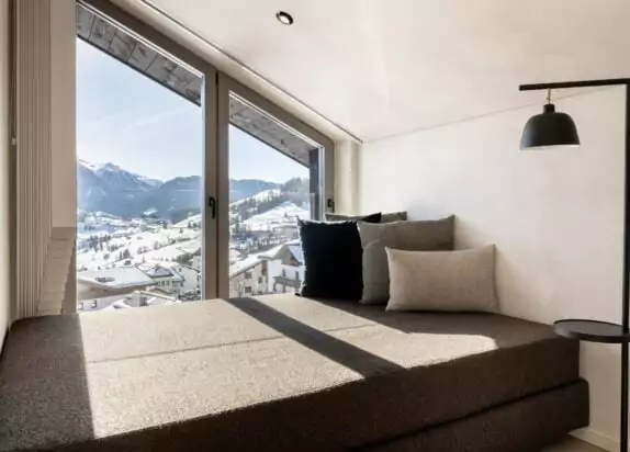 Luxus Ferienwohnung Fiss Penthouse 2, Sitzgelegenheit Sofa mit Blick auf Fiss