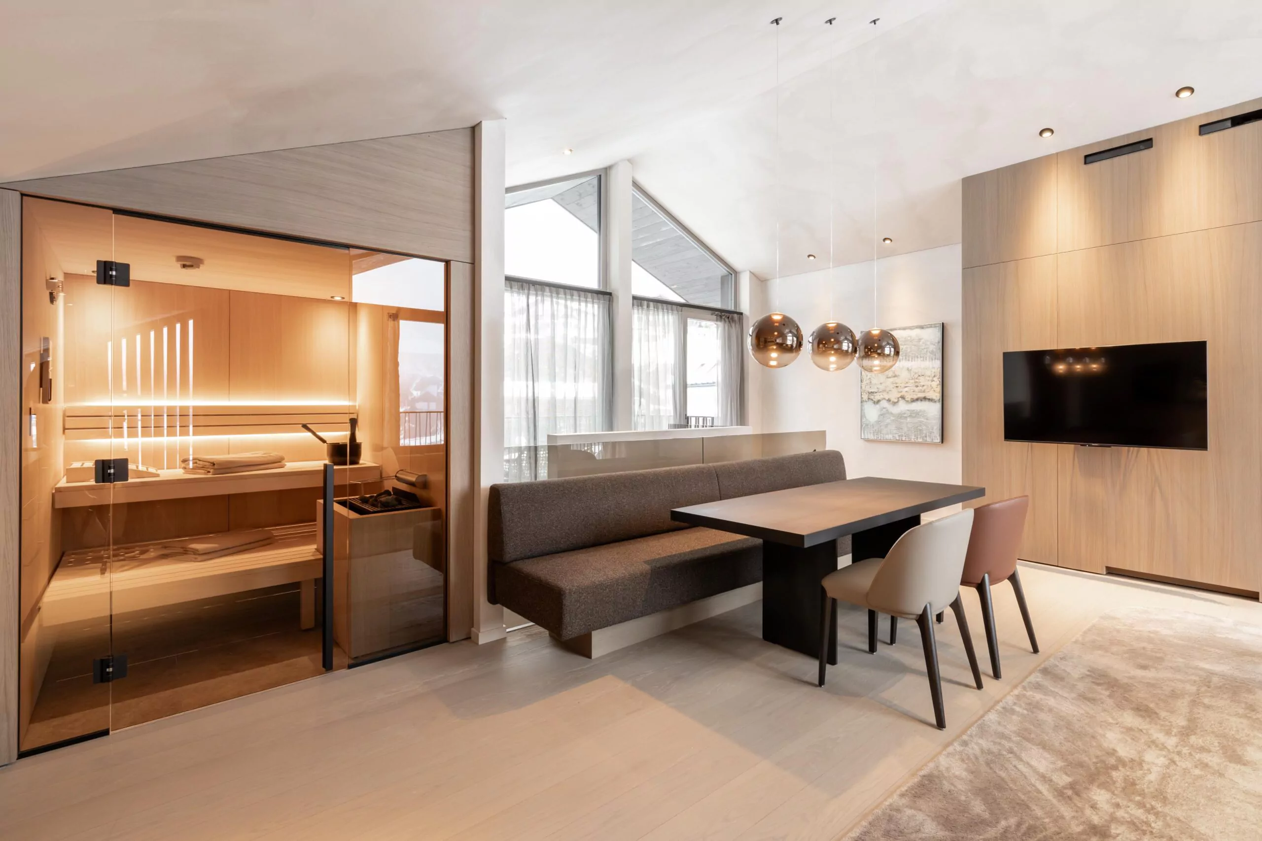 Luxus Ferienwohnung Fiss Penthouse 2, Übersicht vom Wohnzimmer und der Sauna, Designmöbel, TV