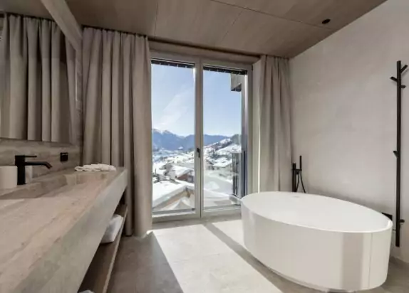 Luxus Ferienwohnung Penthouse 2, Bad mit großer Badewanne, Waschbecken und großem Fenster