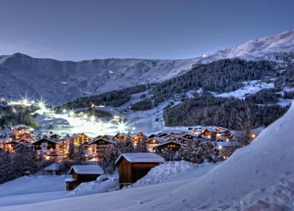 Fiss bei Nacht, Ort und Berge