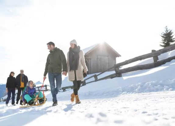 Fiss im Winter, Familie am Rodel ziehen