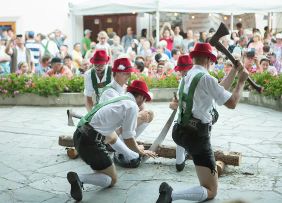 Fiss-Ladis Serfaus Sommer, Fest am Brunnen, Männer hacken Holz