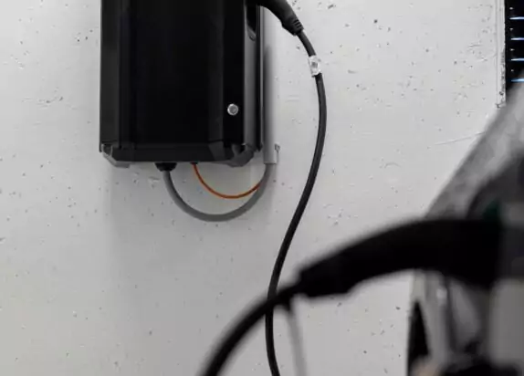 Elektroladestation in der Garage der Luxus Apartments für Autos