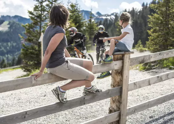 Bikepark Serfaus - Familie beim Zuschauen